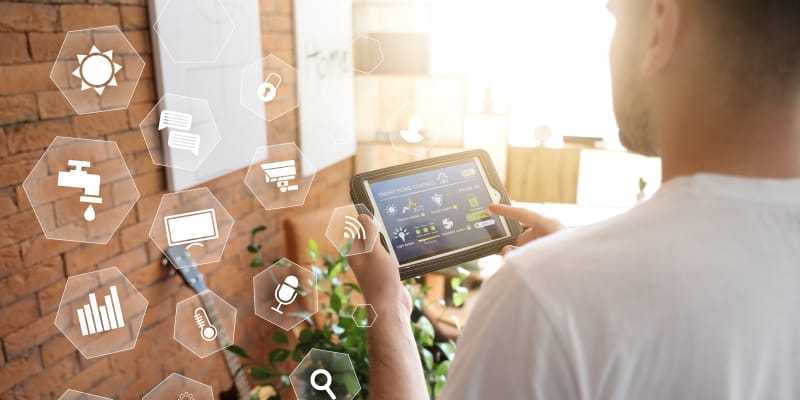 A man sets up a smart morning routine on his smartphone.